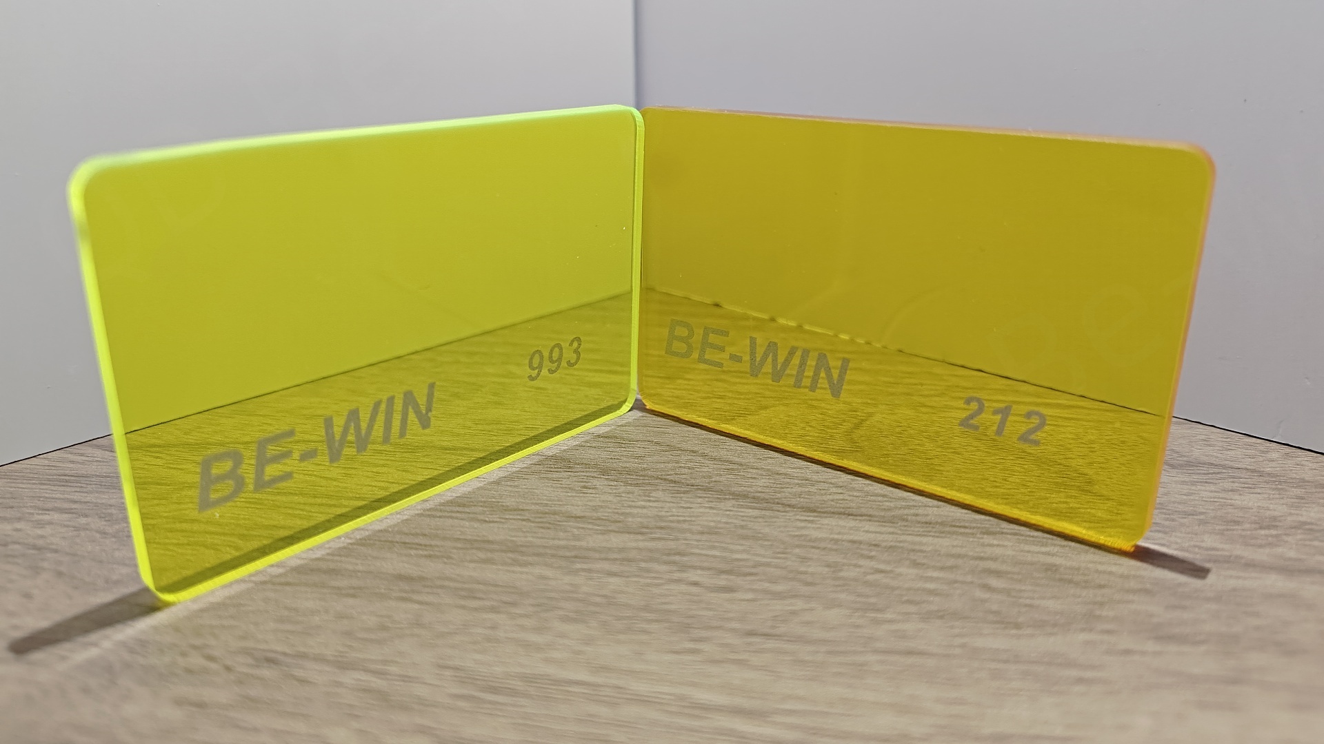 How to distinguish between cast and extruded acrylic sheets?
